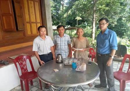 Hội ND huyện Quỳ Châu (Nghệ An): Thăm hỏi gia đình hội viên bị ảnh hưởng bởi lũ lụt